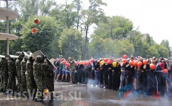 Жители ЛНР под руководством инструкторов тренируются безоружному противодействию иностранной вооруженной миссии (ФОТО, ВИДЕО) | Русская весна