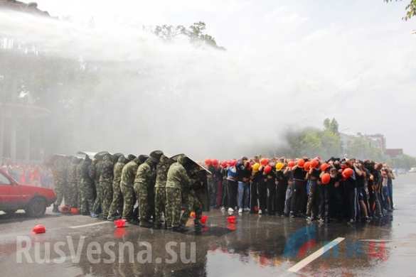 Жители ЛНР под руководством инструкторов тренируются безоружному противодействию иностранной вооруженной миссии (ФОТО, ВИДЕО) | Русская весна