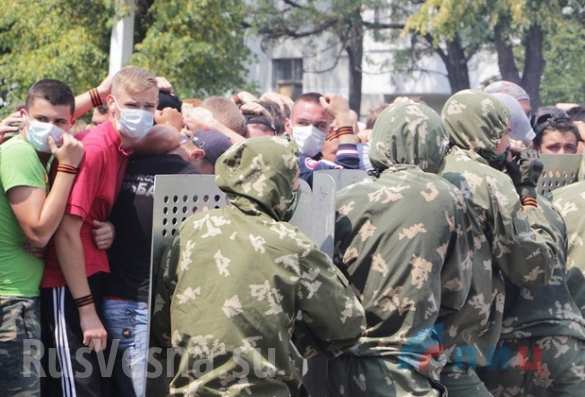 Жители ЛНР под руководством инструкторов тренируются безоружному противодействию иностранной вооруженной миссии (ФОТО, ВИДЕО) | Русская весна