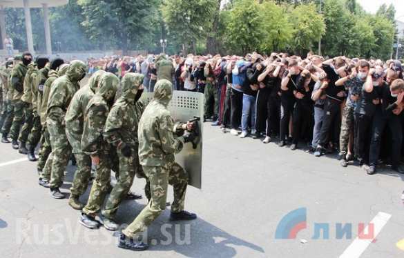 Жители ЛНР под руководством инструкторов тренируются безоружному противодействию иностранной вооруженной миссии (ФОТО, ВИДЕО) | Русская весна