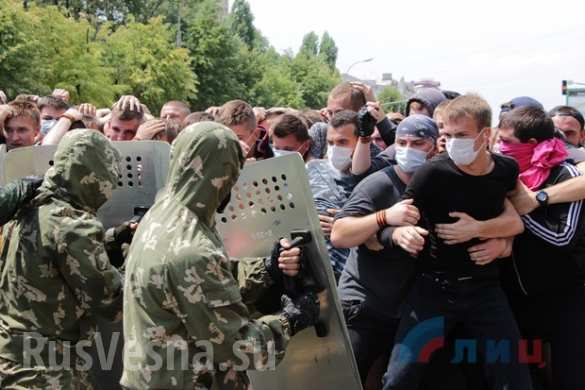 Жители ЛНР под руководством инструкторов тренируются безоружному противодействию иностранной вооруженной миссии (ФОТО, ВИДЕО) | Русская весна