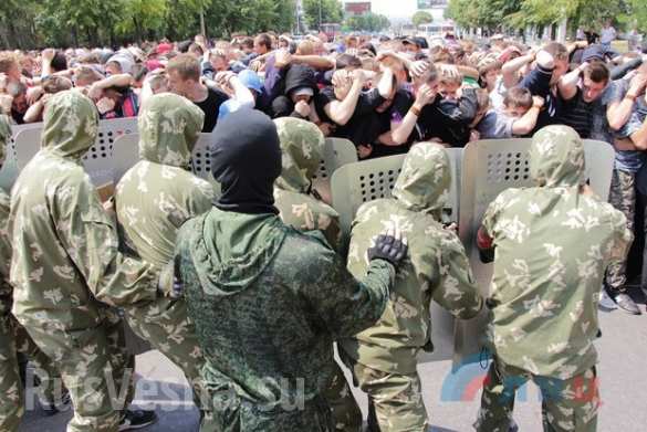Жители ЛНР под руководством инструкторов тренируются безоружному противодействию иностранной вооруженной миссии (ФОТО, ВИДЕО) | Русская весна