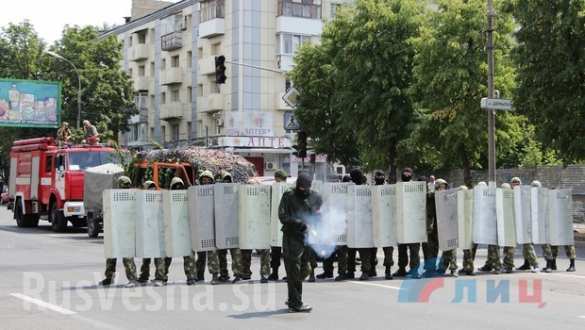Жители ЛНР под руководством инструкторов тренируются безоружному противодействию иностранной вооруженной миссии (ФОТО, ВИДЕО) | Русская весна
