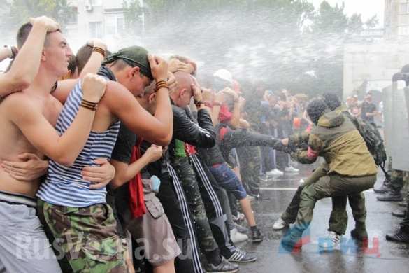 Жители ЛНР под руководством инструкторов тренируются безоружному противодействию иностранной вооруженной миссии (ФОТО, ВИДЕО) | Русская весна