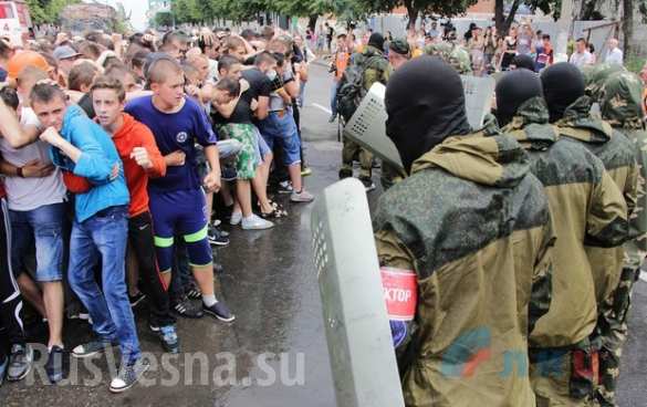 Жители ЛНР под руководством инструкторов тренируются безоружному противодействию иностранной вооруженной миссии (ФОТО, ВИДЕО) | Русская весна