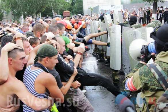 Жители ЛНР под руководством инструкторов тренируются безоружному противодействию иностранной вооруженной миссии (ФОТО, ВИДЕО) | Русская весна