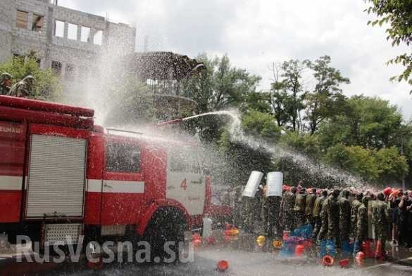 Жители ЛНР под руководством инструкторов тренируются безоружному противодействию иностранной вооруженной миссии (ФОТО, ВИДЕО) | Русская весна