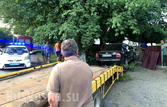 Будни Украины: пьяный сотрудник ГАИ, уходя от полицейской погони, снес забор детского сада ( ВИДЕО 18 , ФОТО) | Русская весна