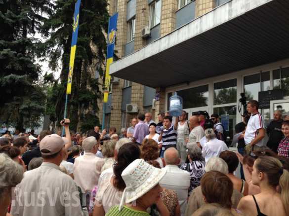 Жизнь под хунтой: массовый митинг из-за отсутствия воды (ФОТО) | Русская весна