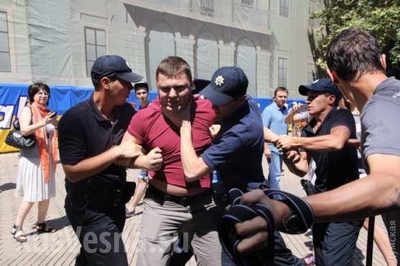 Савченко в Одессе забросали яйцами и не пускали в мэрию (ФОТО, ВИДЕО) | Русская весна