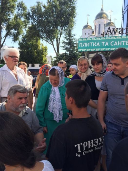 Безбожники из бандформирования «Правый сектор» терроризировали прихожан храма УПЦ МП в Тернополе