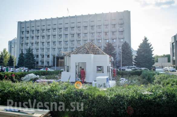 Перед администрацией Одессы строят «маленькую украинскую хату» для экспресс-бракосочетаний (ФОТО) | Русская весна