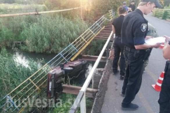 В Мариуполе автомобиль с военнослужащими ВСУ упал в воду (ФОТО) | Русская весна