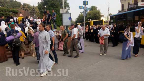 Крестный ход в Киеве двинулся в сторону Владимирской горки. Смотрите и комментируйте с «Русской Весной» (ПРЯМАЯ ТРАНСЛЯЦИЯ, ФОТО) | Русская весна