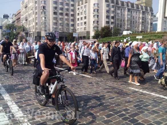 Крестный ход в Киеве двинулся в сторону Владимирской горки. Смотрите и комментируйте с «Русской Весной» (ПРЯМАЯ ТРАНСЛЯЦИЯ, ФОТО) | Русская весна