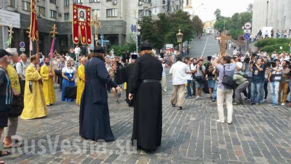 МОЛНИЯ: Две колонны Крестного хода встретились в центре Киева (ПРЯМАЯ ТРАНСЛЯЦИЯ, ФОТО) | Русская весна