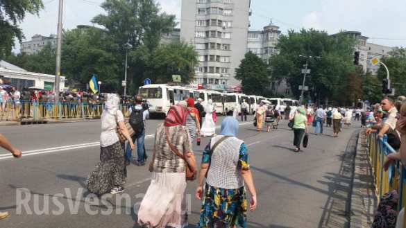 МОЛНИЯ: Крестный ход достиг Киево-Печерской Лавры (ФОТО ПРЯМАЯ ТРАНСЛЯЦИЯ) | Русская весна