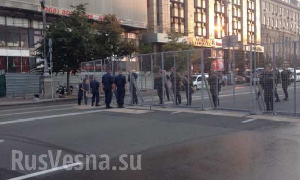 В ожидании Крестного хода: на Крещатике установили металлодетекторы (ФОТО, ВИДЕО) | Русская весна