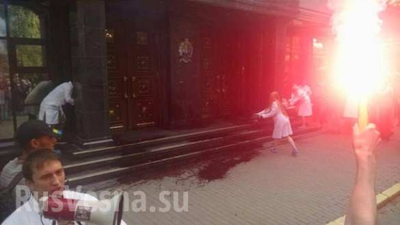 Кровь и файеры в поддержку убийц: в Киеве неонацисты устроили беспорядки у Генпрокуратуры (ФОТО, ВИДЕО) | Русская весна