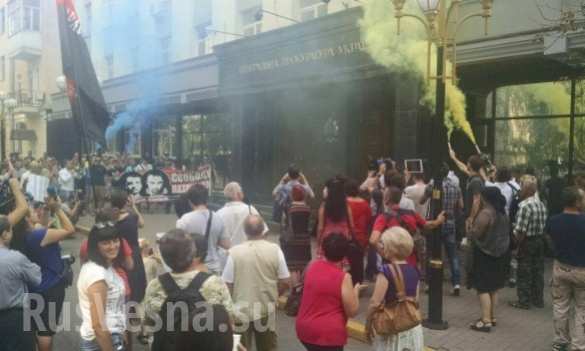 Кровь и файеры в поддержку убийц: в Киеве неонацисты устроили беспорядки у Генпрокуратуры (ФОТО, ВИДЕО) | Русская весна