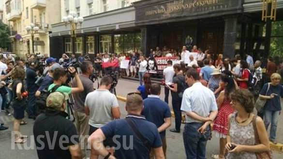 Кровь и файеры в поддержку убийц: в Киеве неонацисты устроили беспорядки у Генпрокуратуры (ФОТО, ВИДЕО) | Русская весна