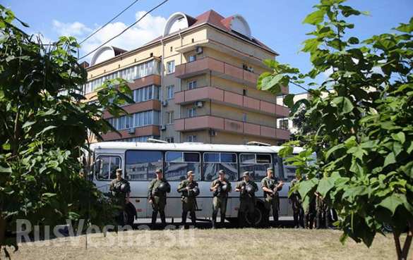 ВАЖНО: защитники педофилов-насильников из «Торнадо» избивают полицию у здания киевского суда (ФОТО, ВИДЕО) | Русская весна