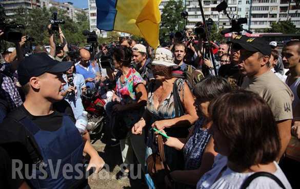 ВАЖНО: защитники педофилов-насильников из «Торнадо» избивают полицию у здания киевского суда (ФОТО, ВИДЕО) | Русская весна