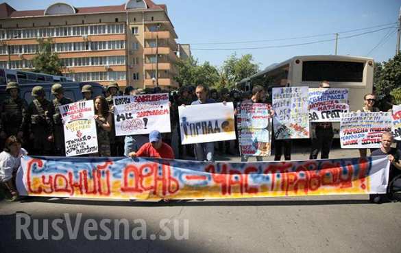 ВАЖНО: защитники педофилов-насильников из «Торнадо» избивают полицию у здания киевского суда (ФОТО, ВИДЕО) | Русская весна