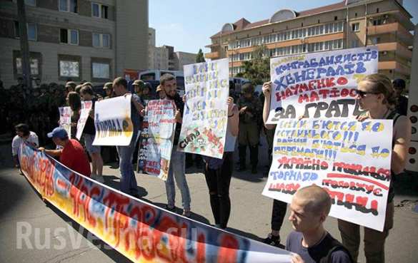 ВАЖНО: защитники педофилов-насильников из «Торнадо» избивают полицию у здания киевского суда (ФОТО, ВИДЕО) | Русская весна