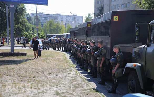 ВАЖНО: защитники педофилов-насильников из «Торнадо» избивают полицию у здания киевского суда (ФОТО, ВИДЕО) | Русская весна