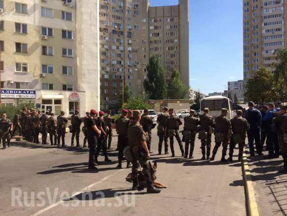 Волнения перед зданием суда, где судят насильников-педофилов из «Торнадо», прямая трансляция. Смотрите и комментируйте с «Русской Весной» | Русская весна