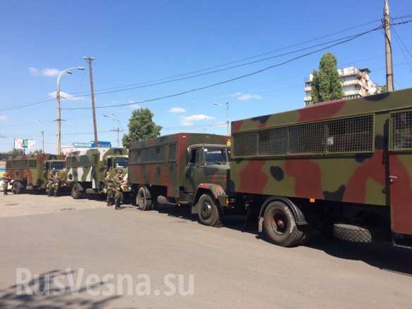 Волнения перед зданием суда, где судят насильников-педофилов из «Торнадо», прямая трансляция. Смотрите и комментируйте с «Русской Весной» | Русская весна