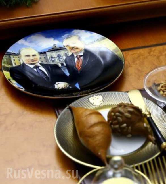 Тарелки с изображением рукопожатия: как принимали Эрдогана (ФОТО) | Русская весна