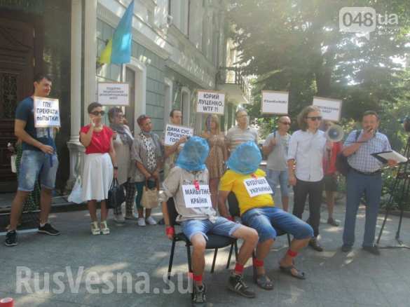 В Одессе под прокуратурой двоим надели пакеты на голову (ФОТО, ВИДЕО) | Русская весна