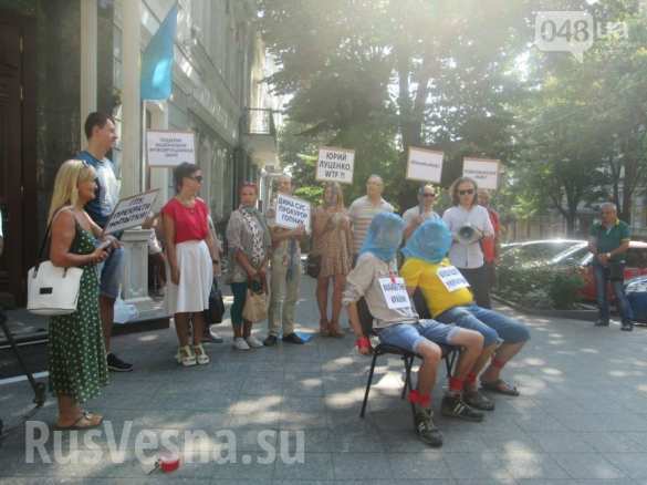 В Одессе под прокуратурой двоим надели пакеты на голову (ФОТО, ВИДЕО) | Русская весна