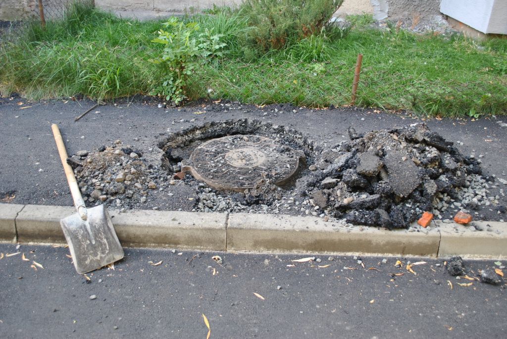 На Украине асфальт ложат поверх канализационных люков
