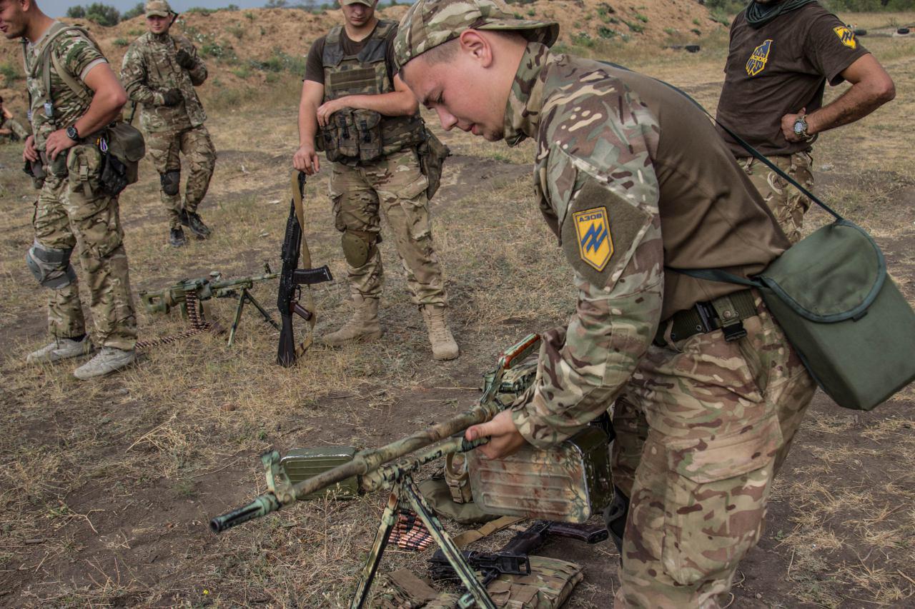 Карбат «Азов» готовит своих неонацистов к тактическим маневрам