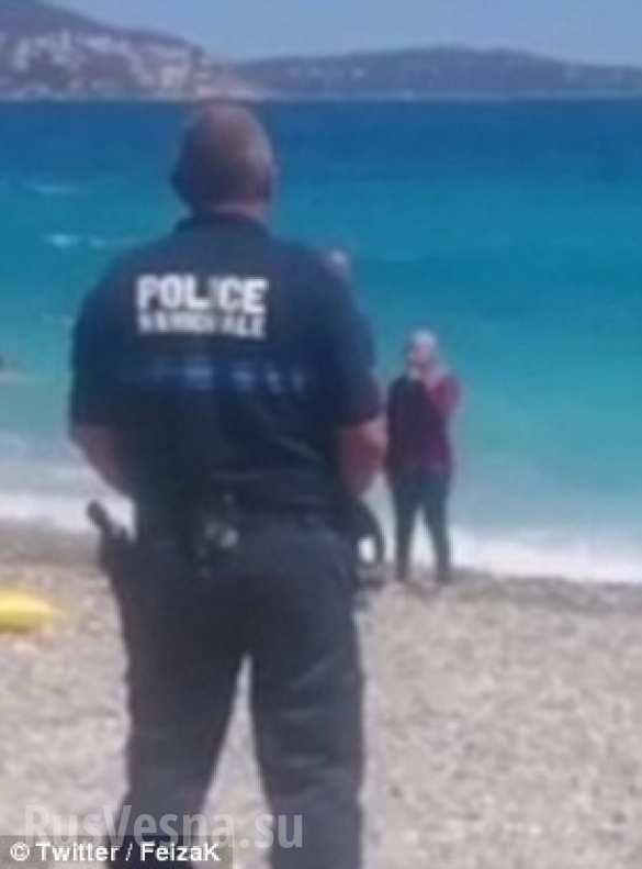 Мусульманку заставили снять «буркини» на пляже Ниццы (ФОТО) | Русская весна