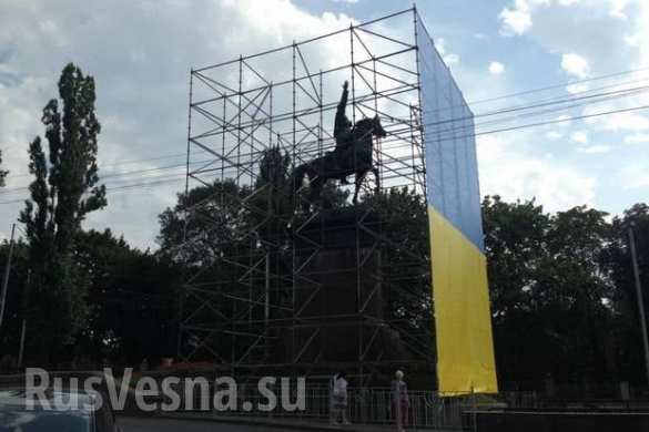 Неонацисты обещают отметить «День независимости» уничтожением памятника Щорсу (ФОТО) | Русская весна