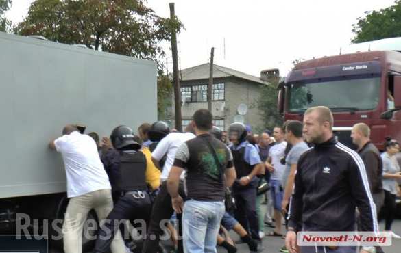 Под Николаевом местные жители чуть не растерзали полицейских-убийц (ФОТО, ВИДЕО 21 ) | Русская весна