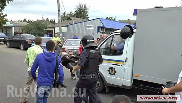 Под Николаевом местные жители чуть не растерзали полицейских-убийц (ФОТО, ВИДЕО 21 ) | Русская весна