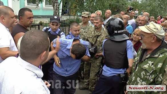 Под Николаевом местные жители чуть не растерзали полицейских-убийц (ФОТО, ВИДЕО 21 ) | Русская весна