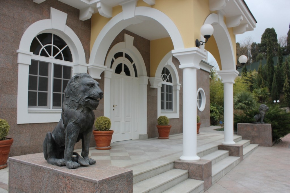 «Чайный домик» Януковича в Магараче, автор Центр журналистских расследований «Чайный домик» Януковича в Магараче